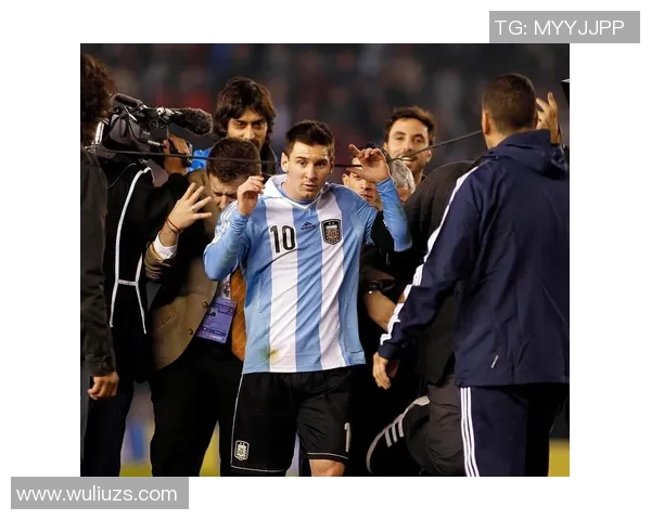 开出租的足球明星如何在绿茵场与街头生活中找到平衡与乐趣 开出租的足球明星如何在绿茵场与街头生活中找到平衡与乐趣