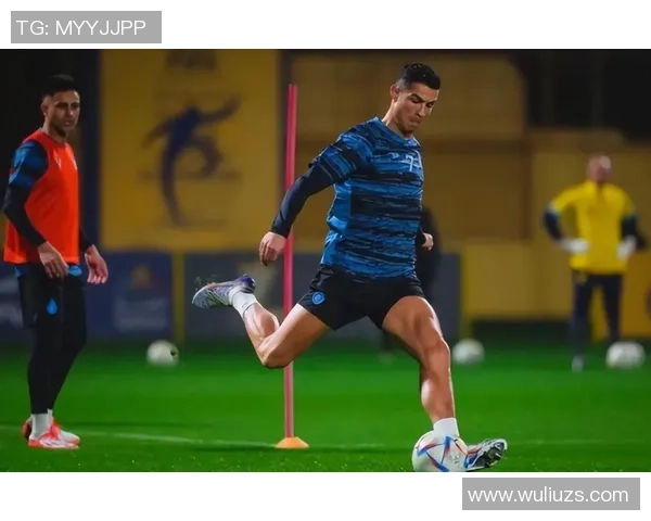 足球明星C罗展现完美腹肌的精彩瞬间与训练秘籍分享